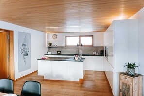 Kühlschrank, Mikrowelle, Ofen, Geschirrspüler