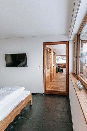 5 habitaciones, tabla de planchar con plancha, cuna de viaje y wifi 