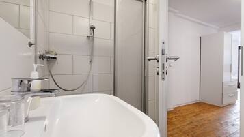 Standaard appartement | Badkamer | Een douche, een haardroger