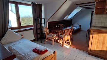 Appartement, balcon, vue jardin | Coin séjour | Télévision à écran plat de 32 pouces avec chaînes par satellite