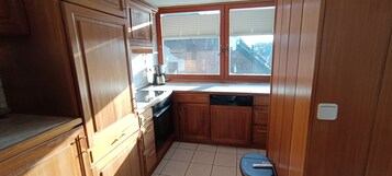 Refrigerador, placa de cocina, cafetera/tetera, utensilios de cocina