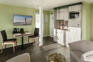 Apartment, 1 Bedroom, Terrace, Sea View | Private kitchen | Fridge, stovetop, coffee/tea maker, cookware/dishes/utensils - Insulaner Ferienwohnungen (Helgoland)