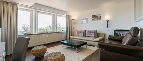 Appartement, 1 slaapkamer, uitzicht op zee | Woonruimte | Een 32-inch flatscreentelevisie met satellietzenders en televisie