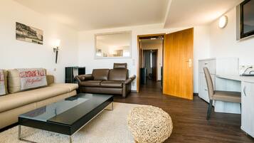 Appartement, 1 slaapkamer, uitzicht op zee | Woonruimte | Een 32-inch flatscreentelevisie met satellietzenders en televisie