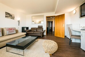 Apartamento, 1 quarto, vista para o mar | Área de estar | TV de tela plana 32 polegadas com canais via satélite, TV