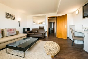 Apartamento, 1 habitación, vistas al mar | Zona de estar | Televisión de pantalla plana de 32 pulgadas con canales por satélite