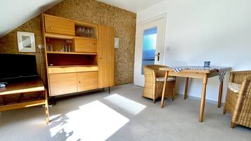 Apartment, 1 Schlafzimmer | Wohnbereich | 22-Zoll-Fernseher mit Satellitenempfang