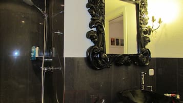 Dusche, Haartrockner, Seife, Toilettenpapier