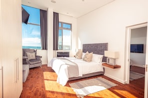 Egyptian cotton sheets, premium bedding, in-room safe - Newkings Boutique Hotel (Cape Town)