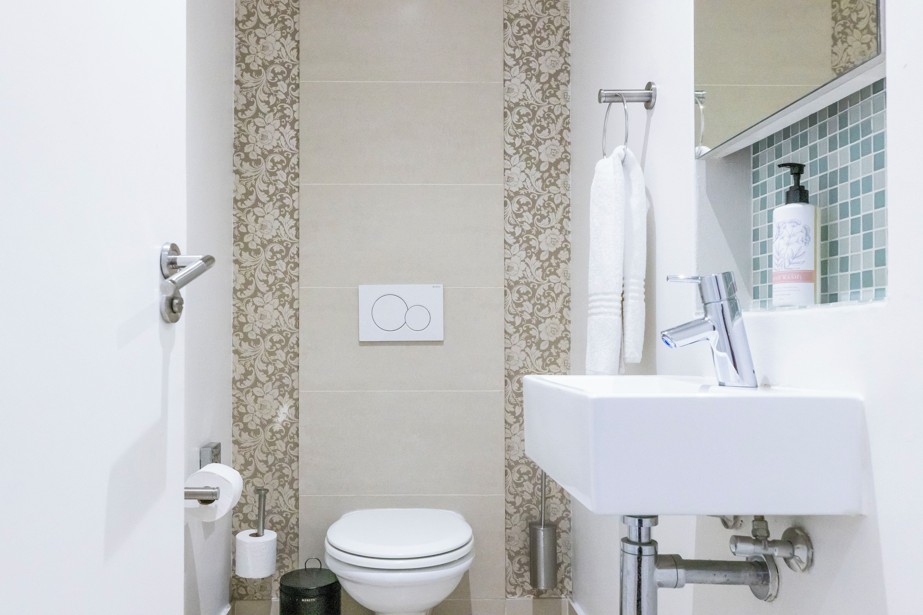 Une salle de bain comprenant des toilettes, un lavabo et un espace douche.
