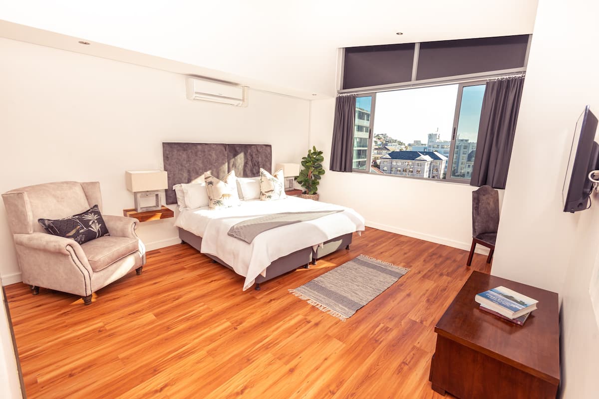 2 bedrooms, Egyptian cotton sheets, premium bedding, in-room safe