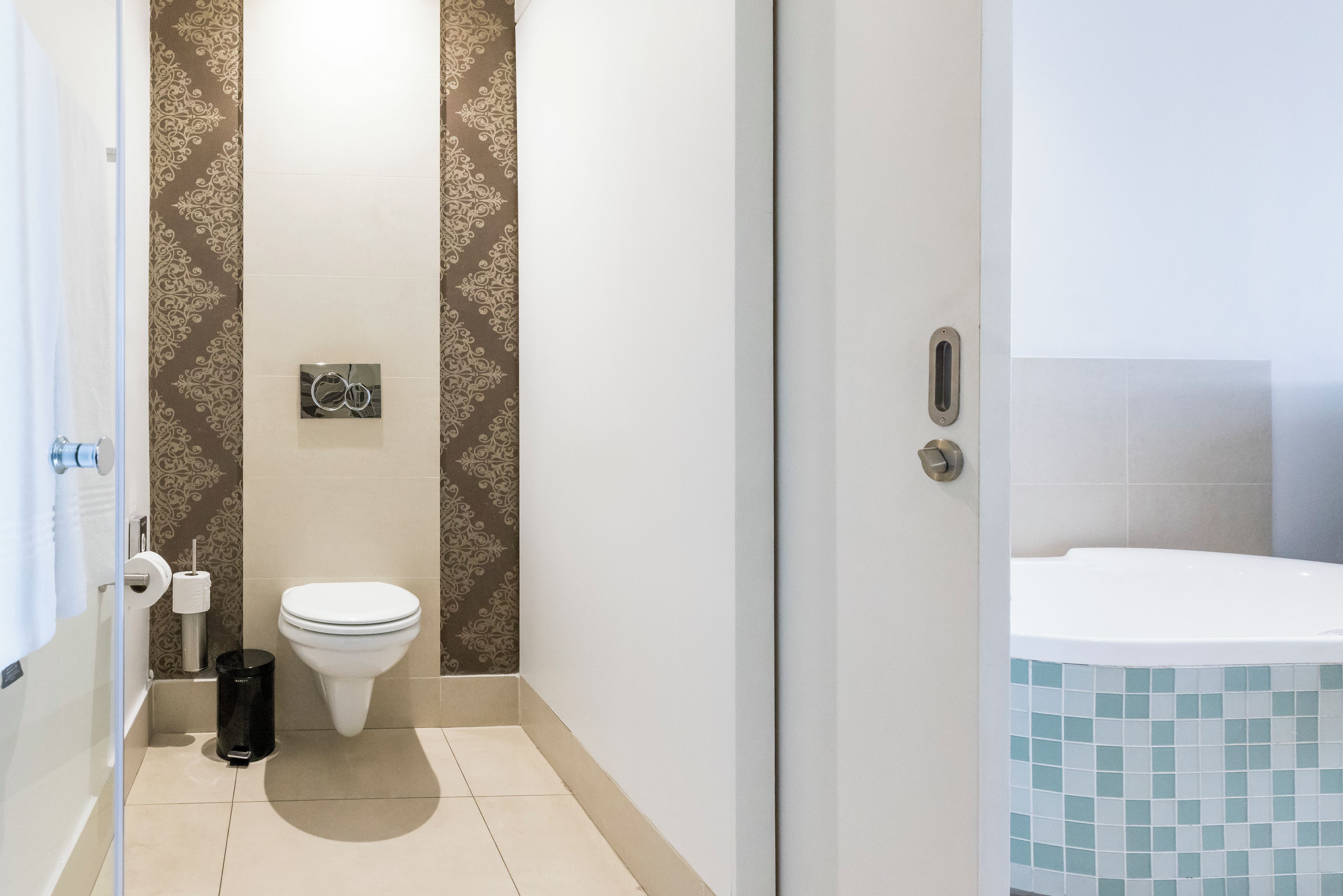 A bathroom with a toilet, bidet, and a bathtub.