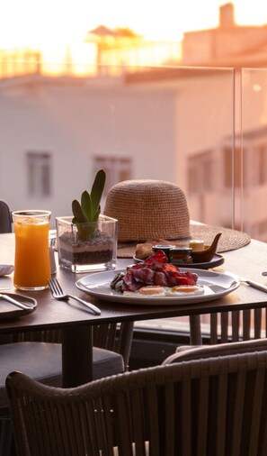 Desayuno a la carta (ZAR 255 por persona) 