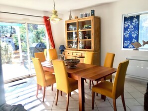 Dining - Large, detached, single-storey villa in a peaceful setting under pine trees, enclosed garden. (Lacanau ocean)