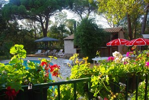 Property grounds - Les Cyprès bed and breakfast in a 5-star villa (Roquebrune-sur-Argens)