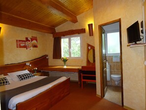 1 bedroom, in-room safe, iron/ironing board, free WiFi - Bed and breakfast in a quiet, comfortable 5-star villa (Roquebrune-sur-Argens)