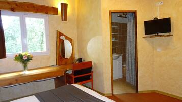 1 chambre, coffres-forts dans les chambres, fer et planche à repasser