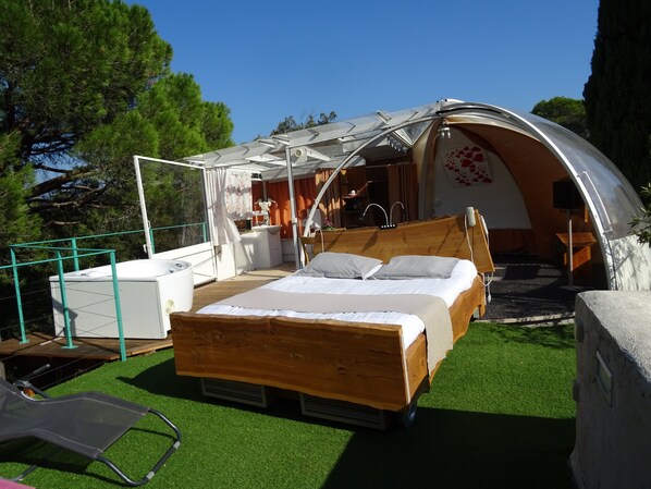 Property grounds - La Bulle on the roof  (Roquebrune-sur-Argens)