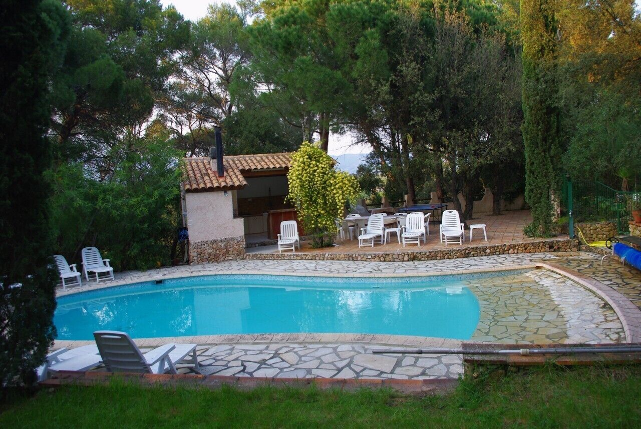 Una piscina al aire libre, una piscina climatizada