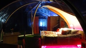 A cozy tented room with a bed, a small table, and a chair. - La Bulle sous les pins (PMR option) (Roquebrune-sur-Argens)