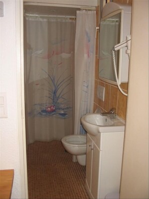 Douche, sèche-cheveux, serviettes fournies