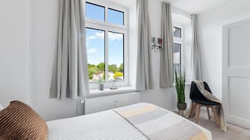 2 chambres, fer et planche à repasser, lit de bébé portatif