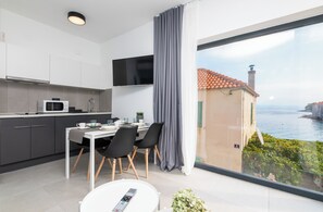 Kjøleskap, mikrobølgeovn, kokeplater og kaffetrakter/tekoker