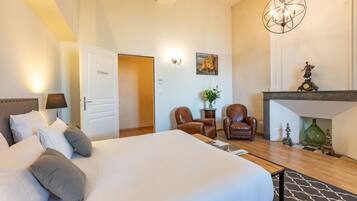 7 sovrum, vÀrdeförvaringsskÄp pÄ rummet och skrivbord