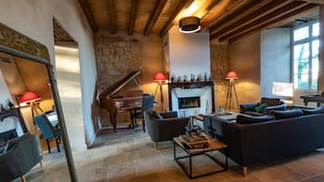Smart TV, fireplace, table tennis, books