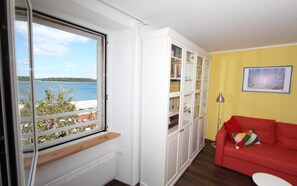 Apartamento, 1 quarto, para não fumantes, vista para o mar | Área de estar | TV de tela plana 65 polegadas com canais via satélite, TV