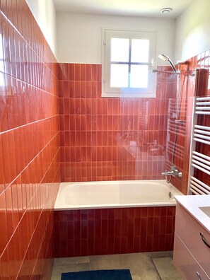 Combined shower/tub, hair dryer, toilet paper