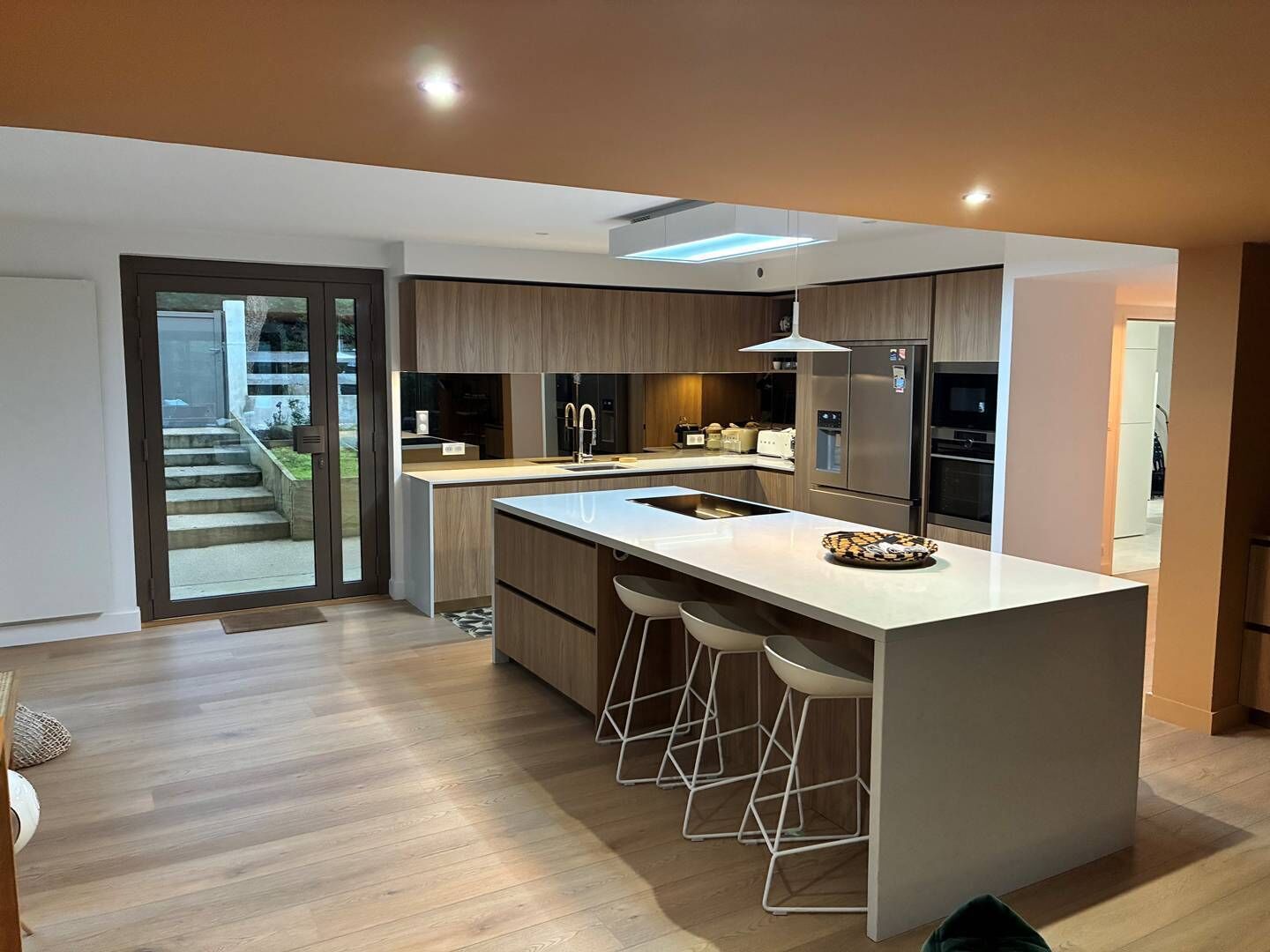 Fridge, oven, dishwasher, coffee/tea maker