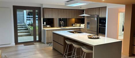 Fridge, oven, dishwasher, coffee/tea maker