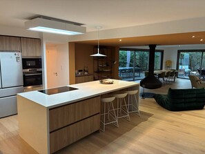 Kjøleskap, ovn, oppvaskmaskin og kaffetrakter/tekoker