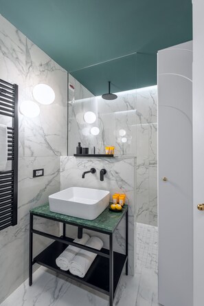 Comfort-huone | Kylpyhuone | Suihku, sadesuihkupää, designer-hygieniatuotteet, hiustenkuivaaja