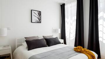 Apartamento conforto, 2 quartos | 2 quartos, individualmente decorados, cortinas blackout