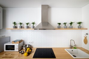 City Apartment, 2 Bedrooms | Private kitchen | Full-size fridge, microwave, stovetop, coffee/tea maker - Casa do Vento (Aveiro)