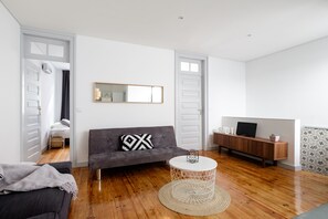 Comfort Apartment, 2 Bedrooms | Living area | TV - Casa do Vento (Aveiro)