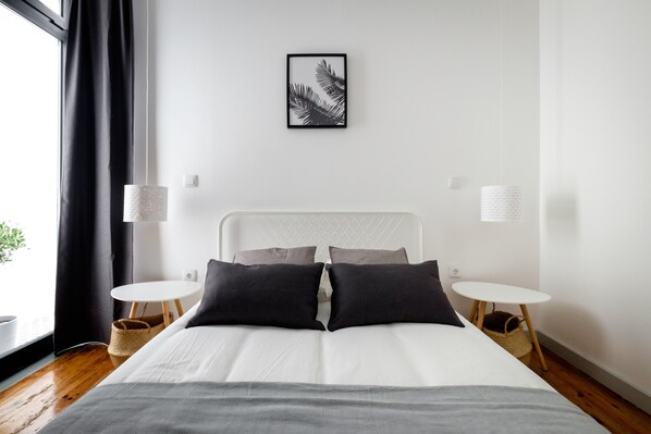 City Apartment, 2 Bedrooms | 2 bedrooms, individually decorated, blackout drapes, iron/ironing board - Casa do Vento (Aveiro)