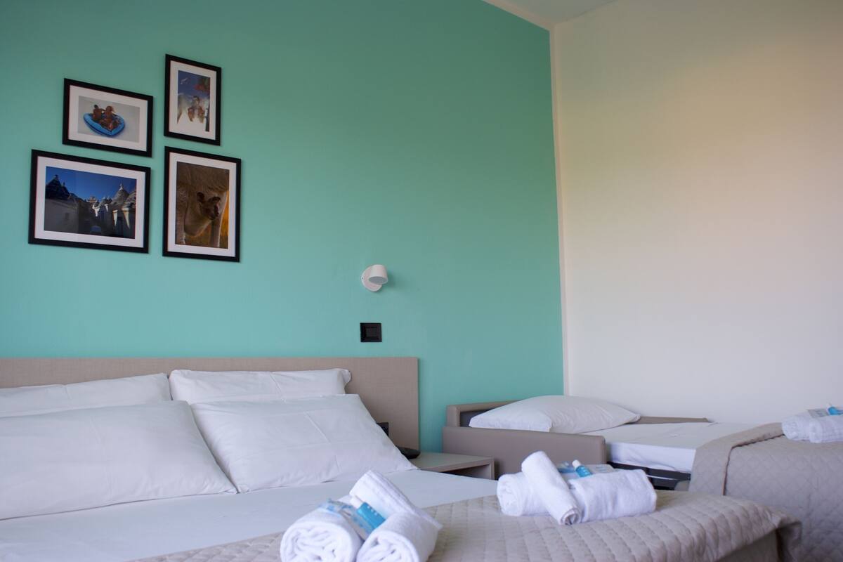 Tremannsrom (1) | Minibar, skrivebord, reiseseng for barn og wi-fi (inkludert)