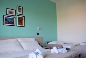 Minibar, individually decorated, desk, travel cot - Hotel Palazzo Caveja (Rimini)