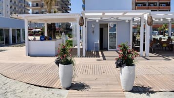 En la playa y playa de arena blanca