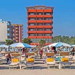 En la playa y playa de arena blanca