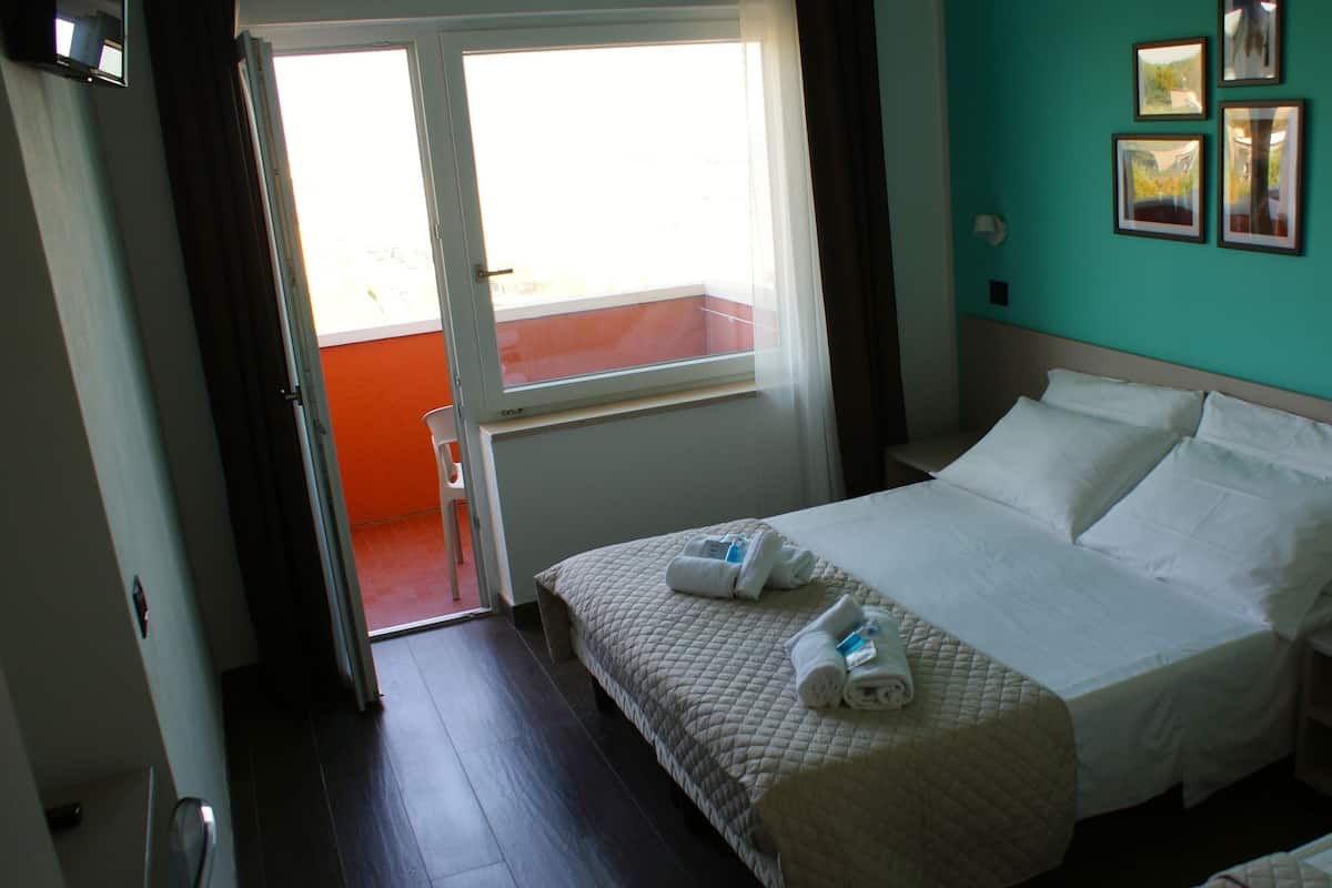 Minibar, skrivebord, reiseseng for barn og wi-fi (inkludert)