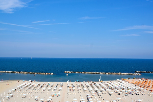 Accommodatie ligt op het strand, wit zand