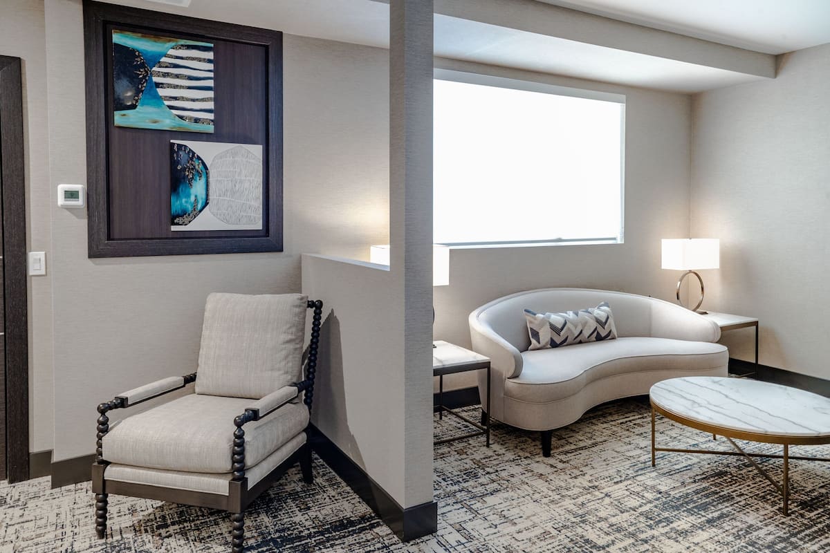 Single Room, 1 King Bed, City View (View) | Living room | Flat-screen TV