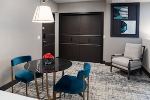 Desk, laptop workspace, iron/ironing board, bed sheets - SpringHill Suites by Marriott Chicago Chinatown (Chicago)