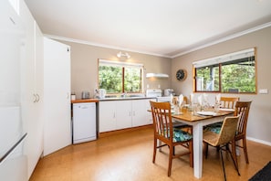 Kühlschrank, Mikrowelle, Geschirrspüler, Toaster