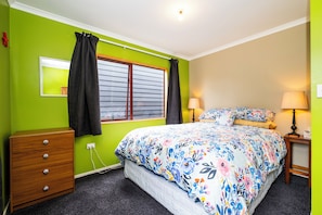 3 bedrooms, iron/ironing board, WiFi, bed sheets