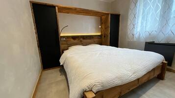 1 bedroom, iron/ironing board, internet